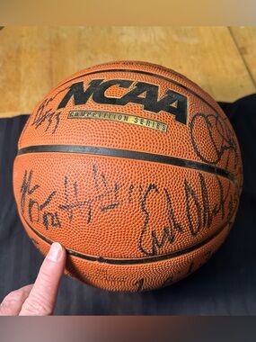 2003-2004 UCONN HUSKIES TEAM signed autographed BASKETBALL NATIONAL CHAMPS 2004